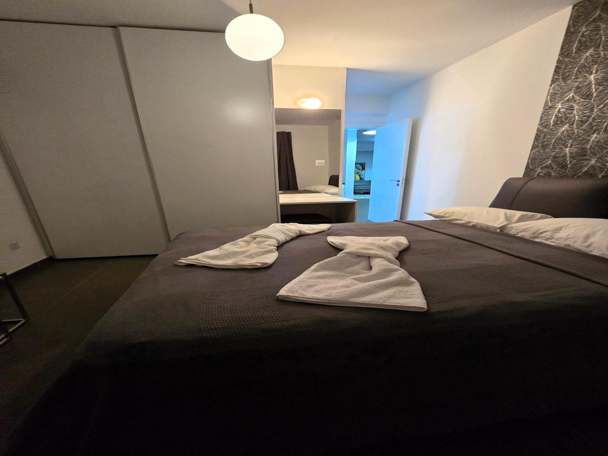 Golden Bay Deluxe Holiday Apartment 普罗塔拉斯 外观 照片