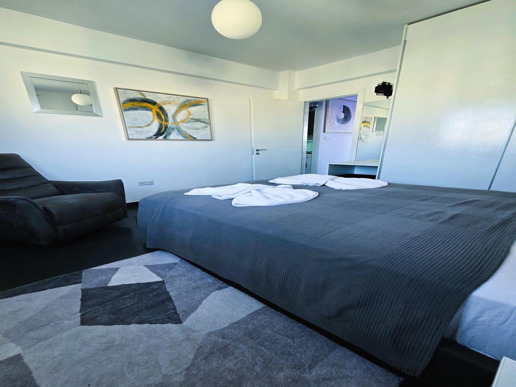 Golden Bay Deluxe Holiday Apartment 普罗塔拉斯 外观 照片